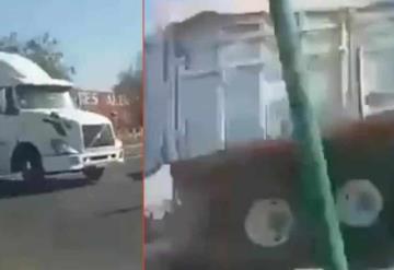 Tráiler con doble remolque intenta ganarle a tren y lo impacta en Celaya