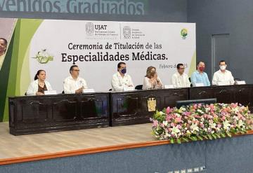 Encabeza rector de la UJAT ceremonia de titulación de los 76 egresados de las Especialidades Médicas de la DACS