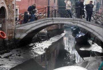 Canales de Venecia en Italia casi secos por mareas bajas