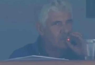 Sorprenden al Tuca Ferretti fumando en el estadio Azteca y podría recibir dura sanción de la ley