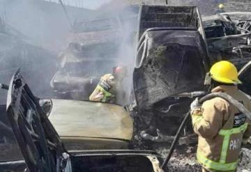 Incendio calcina 100 autos en corralón de Hidalgo