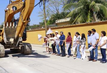 Inician obra de pavimentación en la calle principal a la vía corta de la colonia Xochimilco en Comalcalco