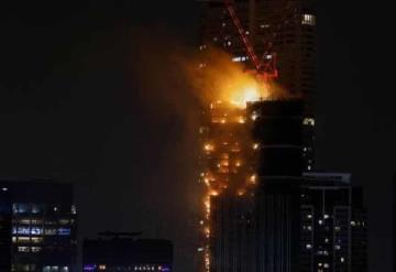 Incendio consume rascacielos en distrito comercial de Hong Kong; se reportan varios heridos