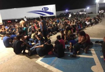 Rescata INM a 343 migrantes extranjeros en la caja de un tráiler abandonado en Veracruz