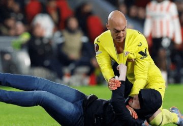 Aficionado del PSV que agredió al portero Dmitrovic, es condenado a tres meses de cárcel