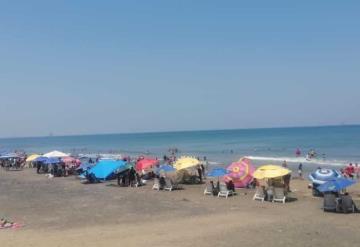 Familias disfrutan del mar en Playa del Sol