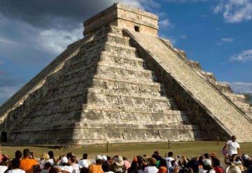 Desciende La Serpiente Emplumada en el castillo de la ciudad de Chichén Itzá