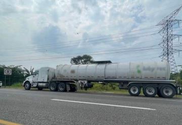 En Tabasco, Guardia Nacional asegura tractocamión con aproximadamente 40 mil litros de combustible