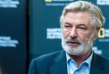 Alec Baldwin se salva; retiran cargos en su contra tras disparo mortal en filmación Rust