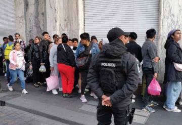 Fans de Rosalía acampan en inmediaciones del Zócalo para su concierto