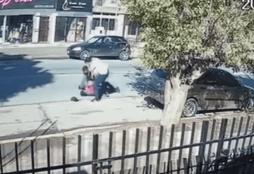 Video: Joven frustra asalto a un abuelito tras interceptar a ladrón