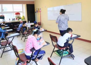 Padre de familia exhibe a maestros pisteando en primaria de Michoacán
