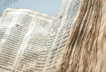 Biblia hebrea más antigua y completa es vendida por 38,1 millones de dólares en Nueva York