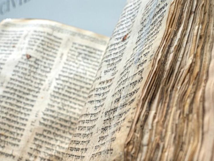 La Biblia hebrea más antigua del mundo se vende por 38.1 millones de dólares