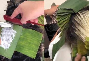 Le decoloran el cabello usando hojas de plátano en lugar de papel aluminio.