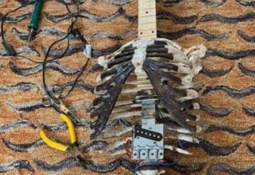 Guitarrista construye su guitarra con huesos de su tío