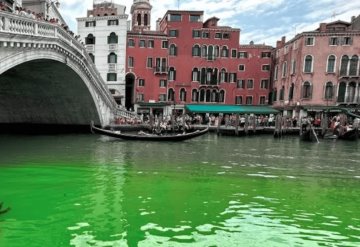 Investigan aparición de mancha verde fluorescente en el canal de Venecia