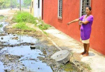 Pobladores viven entre fetidez y aguas negras