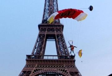 Arrestan a hombre por lanzarse en paracaídas de la Torre Eiffel