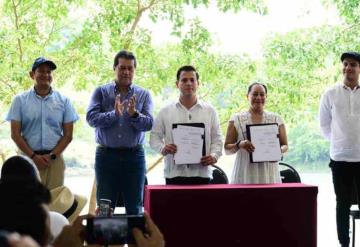 Firman decreto de la creación de la Reserva de la Biosfera Wanha´