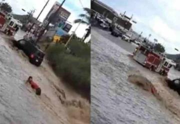 Adulto mayor es salvado de morir ahogado, luego de ser arrastrado por la corriente