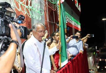 Viven gran noche mexicana y dan el tradicional Grito de Independencia en Comalcalco