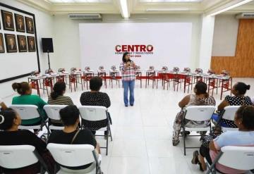 Yolanda Osuna entrega apoyos como parte del programa Fortaleciendo a la economía familiar de las mujeres de Centro"