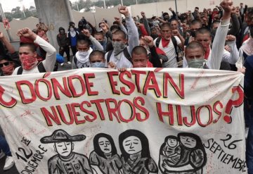 Padres de los 43 desaparecidos en Ayotzinapa continúan en pie de lucha