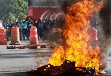 Detienen a 30 normalistas tras protestas y toma de autobuses en Oaxaca