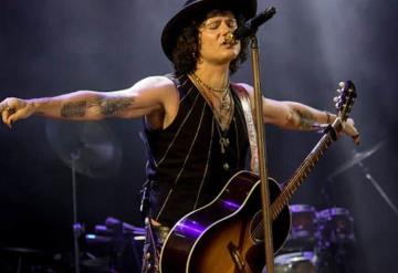 Enrique Bunbury se molesta con su público en concierto; a ver cuánto aguantan sin usar el teléfono