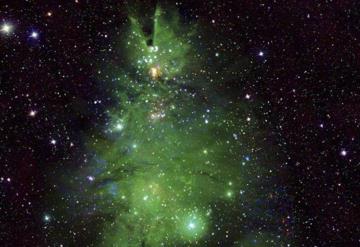 NASA captura un grupo de estrellas con forma de árbol de Navidad