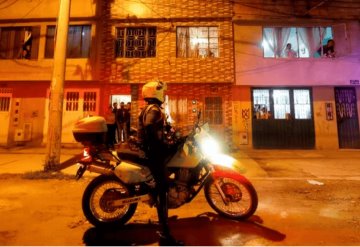 Policía ebrio agredió a vecinos en el sur de Bogotá: se enfureció porque se cayó de la moto y perdió su celular