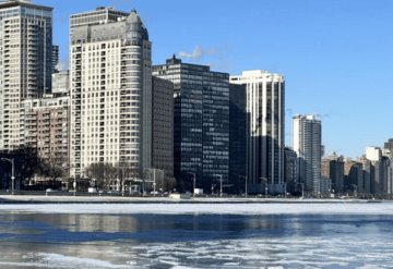 Extremo frío en Chicago deja el Lago Michigan congelado