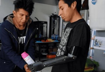 Boliviano crea prótesis 3D para ayudar a las personas