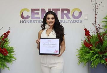 Recibe Adriana Caballero Fridstein su registro para representar a Centro en la Feria 2024