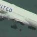 Boeing 777 pierde una llanta durante su despegue y aterriza de emergencia en Los Ángeles
