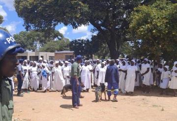 Rescatan a 250 niños forzados a trabajar en una secta cristiana en Zimbabue