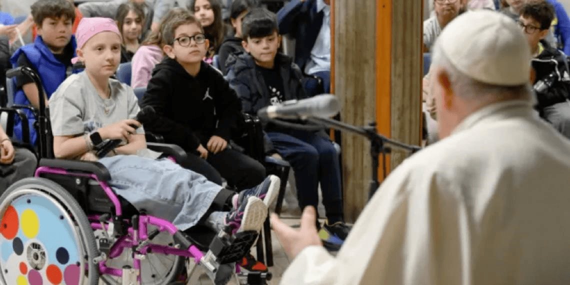 El Papa Francisco sorprendió con visita a 200 niños en una parroquia en Roma