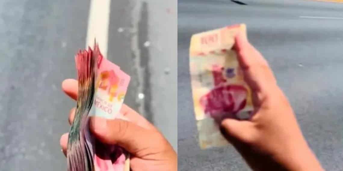 Motociclista arriesga su vida por recolectar billetes tirados en la calle