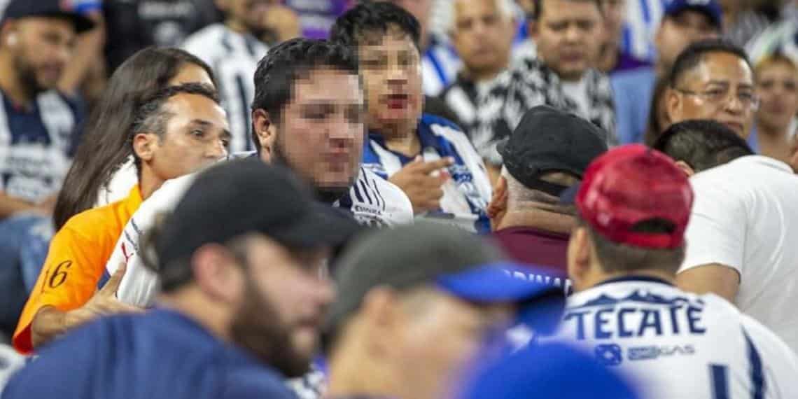 Aficionados de Rayados arman batalla campal tras eliminación de la "Concachampions"