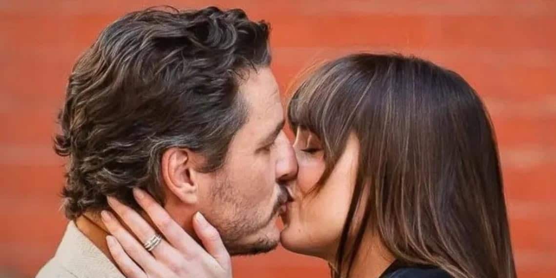 Captan a Pedro Pascal y Dakota Johnson besándose