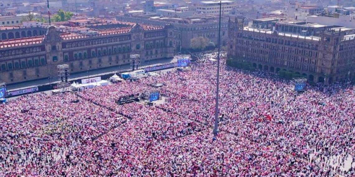 AMLO adelanta que bandera de México no será izada en el Zócalo ante la "marea rosa"