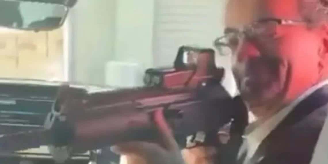 Embajador británico en México apunta con un arma a trabajador; lo cesan del cargo