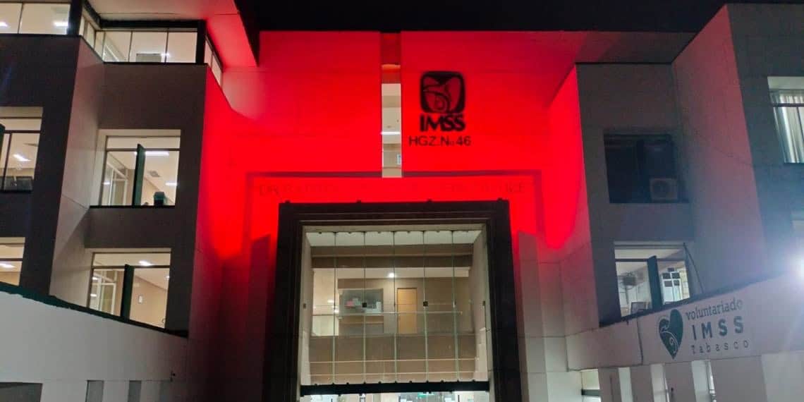 El IMSS Tabasco está fomentando la donación altruista de sangre, y los edificios se iluminan de color rojo en apoyo a esta causa.