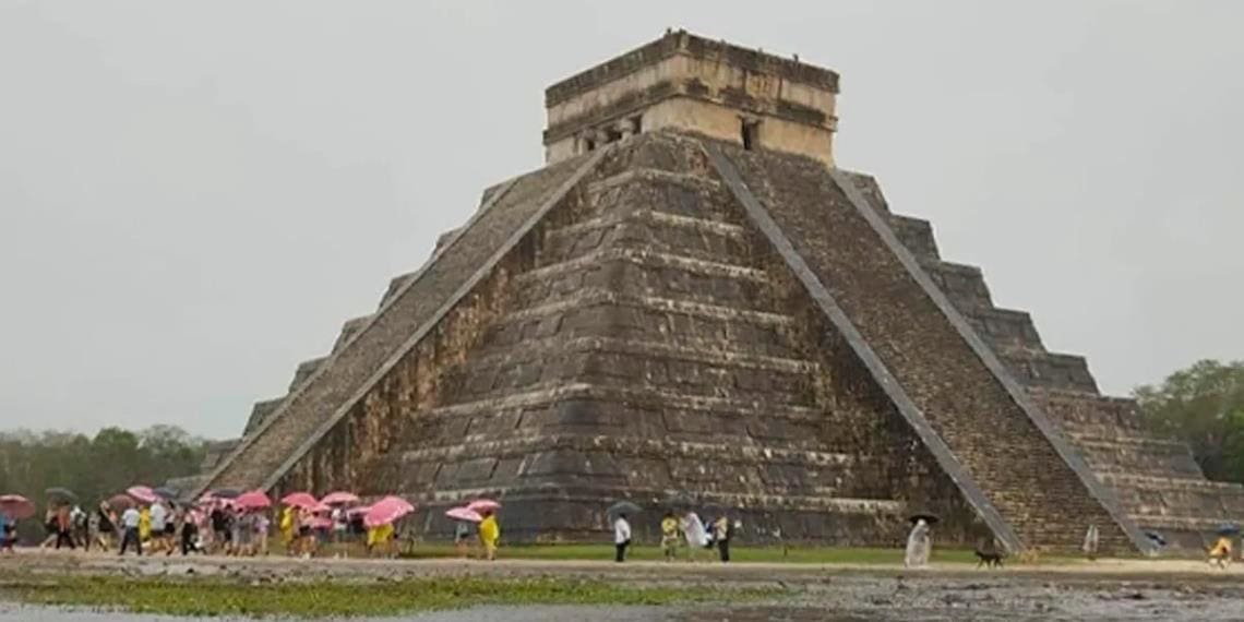 La zona arqueológica de Chichén Itzá, en la península de Yucatán, ve disminuida la afluencia de turistas derivado del mal clima.