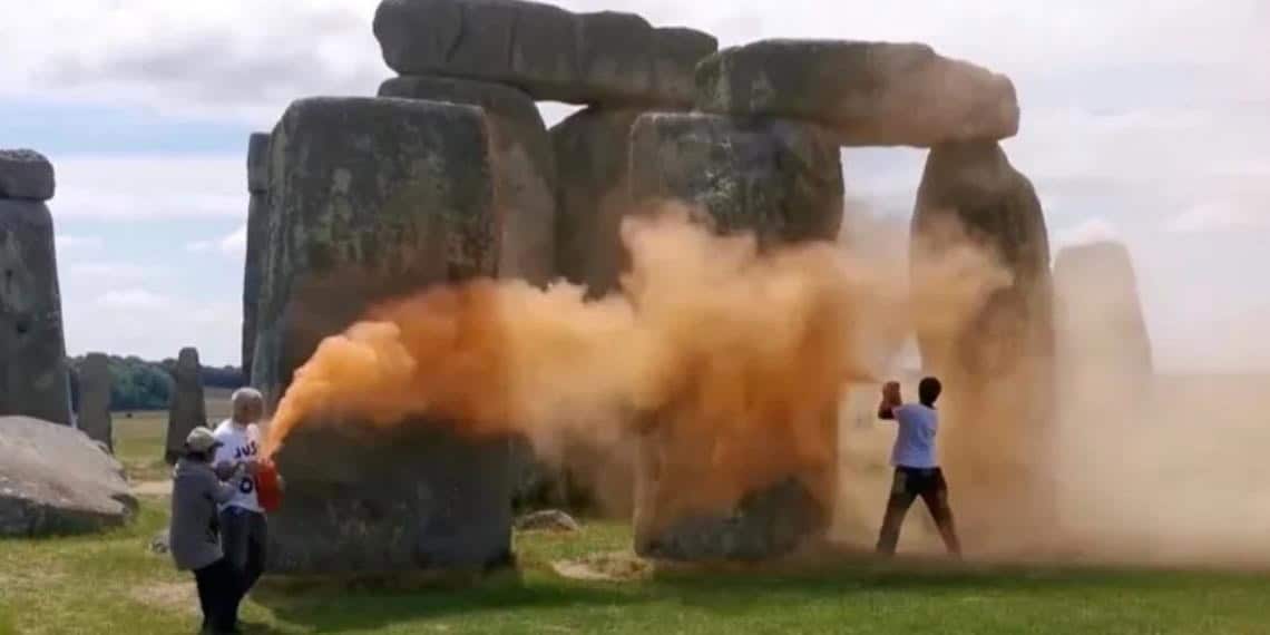 Vandalizan Stonehenge con pintura naranja y son detenidos; es una vergüenza