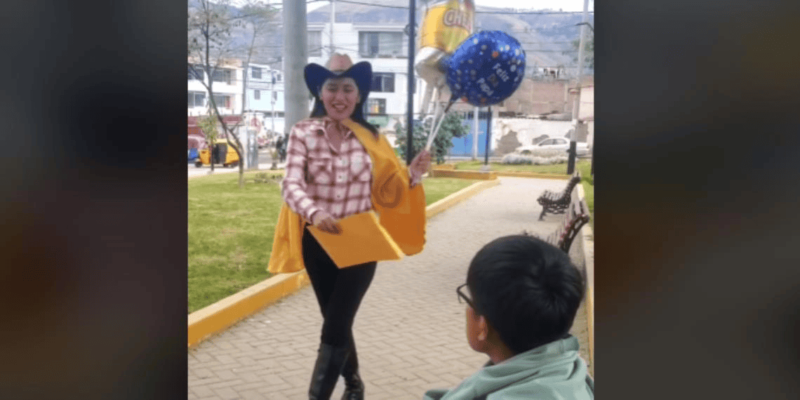 Emprendimiento se viraliza por entregar con globos y baile una demanda de pensión alimenticia