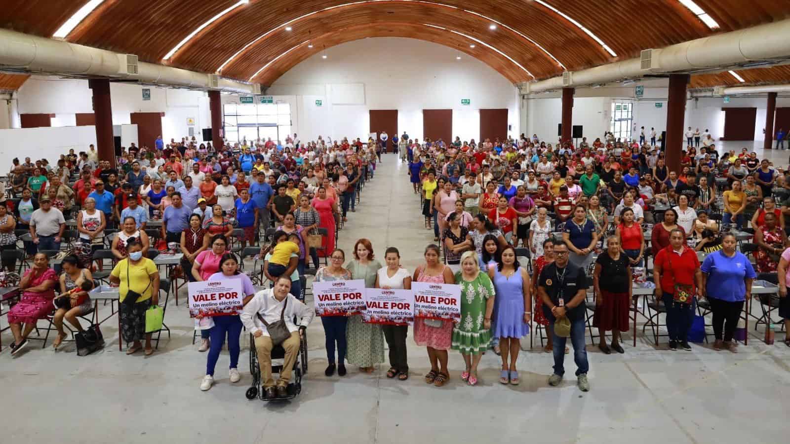 Impulsa Gobierno de Centro economía familiar con entrega de molinos eléctricos a mujeres