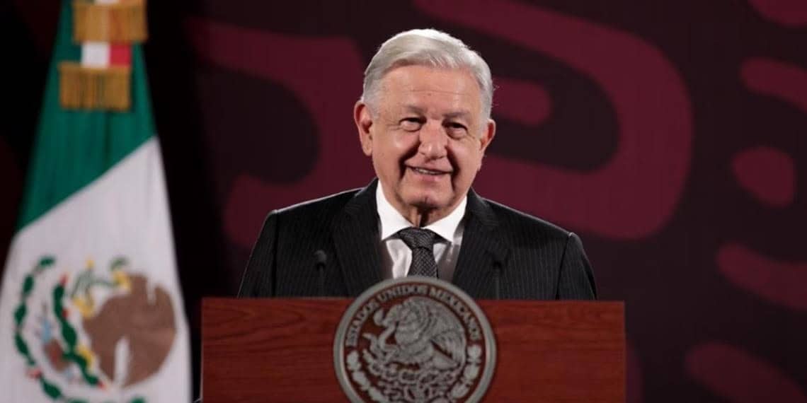 AMLO asegura que un recién egresado de la licenciatura de Derecho es como "un ángel"