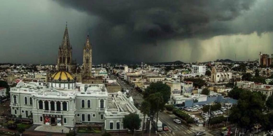 Onda tropical No. 8 se desplazará sobre el Pacífico central mexicano